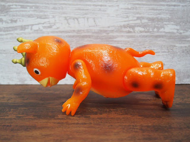 イヌクマ製の快獣ブースカ（クリアオレンジ） のソフビフィギュアの横