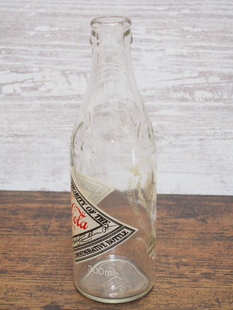 コカ・コーラ生誕100年記念ボトルの空瓶(王冠なし)の左側