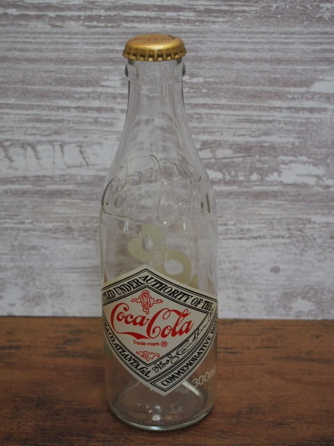 コカ・コーラ生誕100年記念ボトルの空瓶(王冠付き)