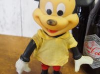 R.DAKIN&CO.のミッキーマウスのフィギアとコカコーラ