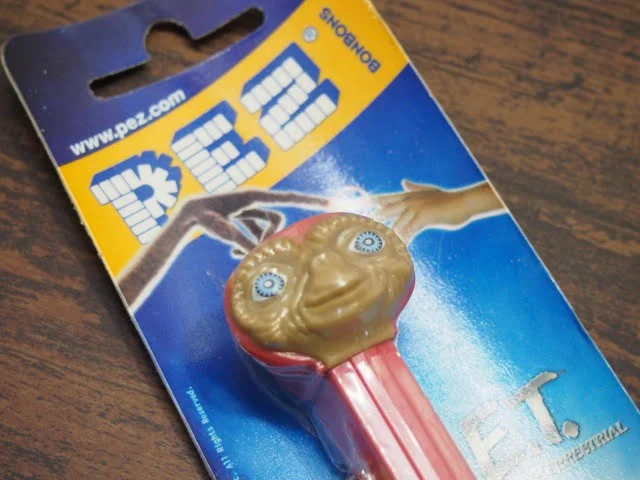 E.T. 赤フード – PEZ（ブリスターパッケージ）の上部