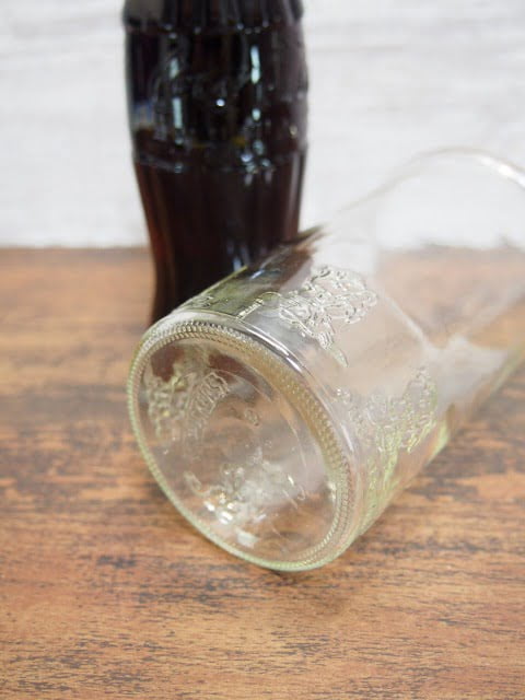 スヌーピー グラスの底とコカコーラボトル